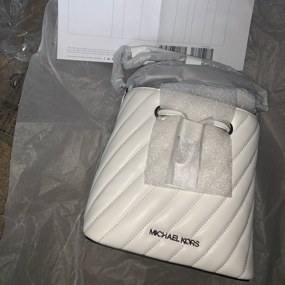 NWT WHITE QUILTED LEATHER CROSSBODY BUCKET BAG